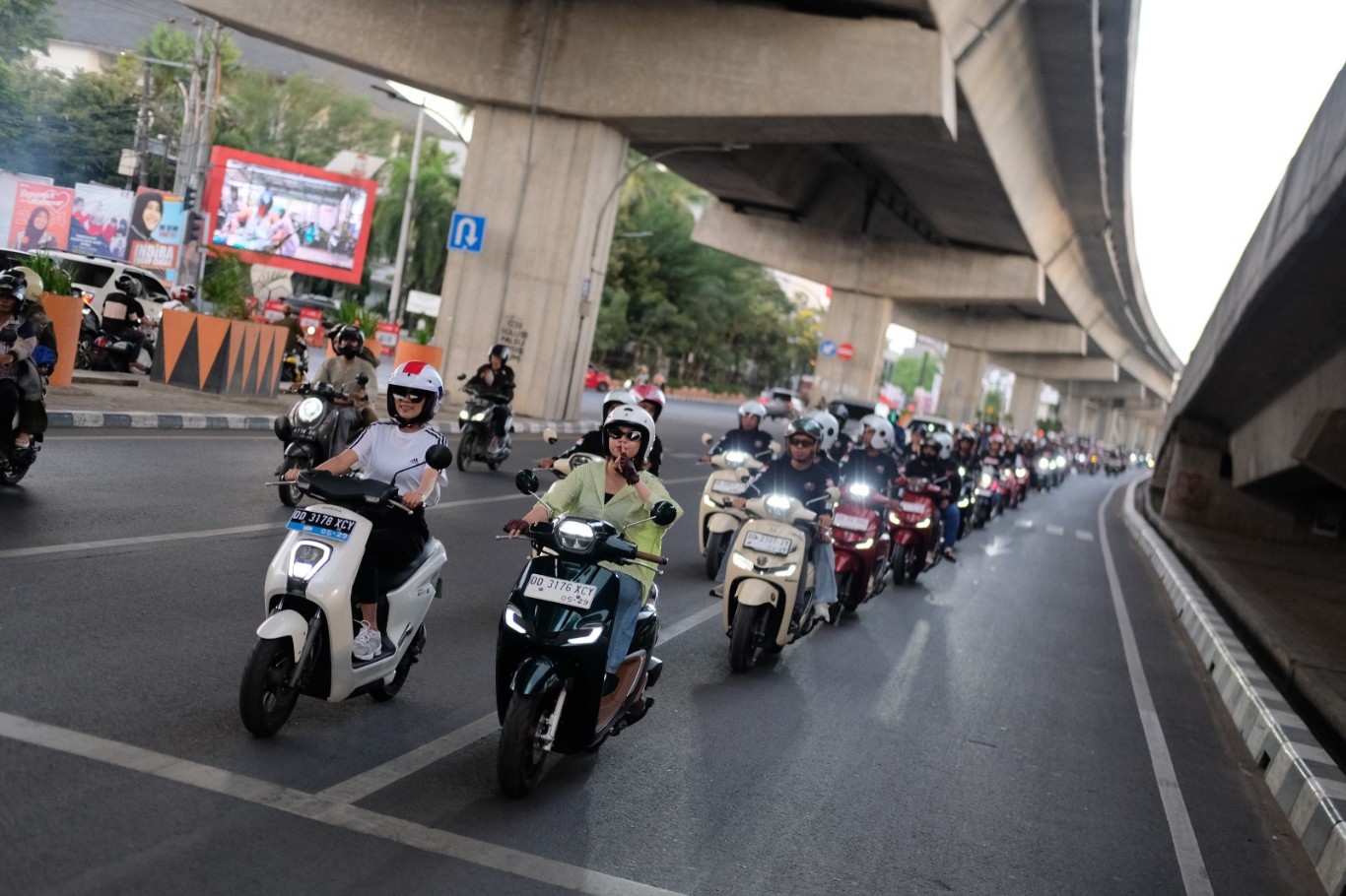 KESERUAN -- Para rider dengan mengendarai unit terbaru dari Honda, Stylo 160, sedang melakukan pawai di sejumlah jalan protokol menambah keseruan dari Stylo 160 Fashion Ride Experience Asmo Sulsel.