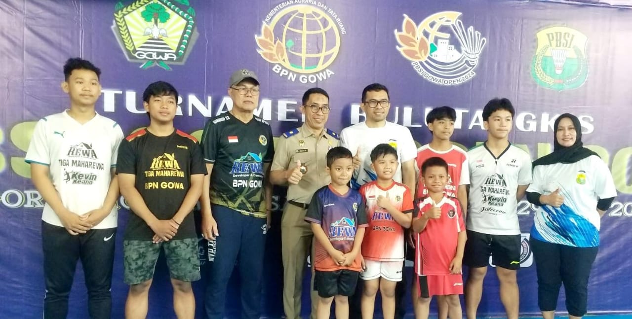 BKM/SAR KOMPETISI -- Ketua PBSI Gowa Natsir Maudu (tengah) di antara para atlet yang ikut berkompetisi dalam PBSI Gowa Open 2024.
