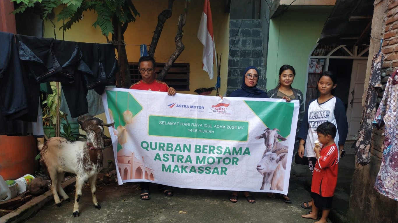 KURBAN -- Penyerahan hewan kurban dari Astra Motor Sulsel kepada perwakilan warga Mangasa.