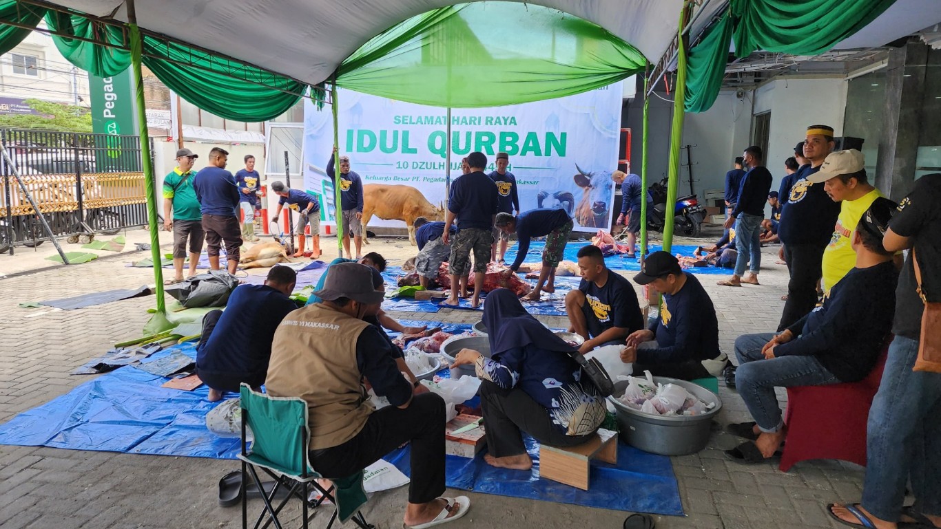 KURBAN -- Penyembelihan dan pembagian hewan kurban yang dilakukan PT Pegadaian Kanwil VI Makassar tepat di Hari Raya Iduladha 1445 H, di halaman kantornya, Jalan Pelita Raya, Makassar.