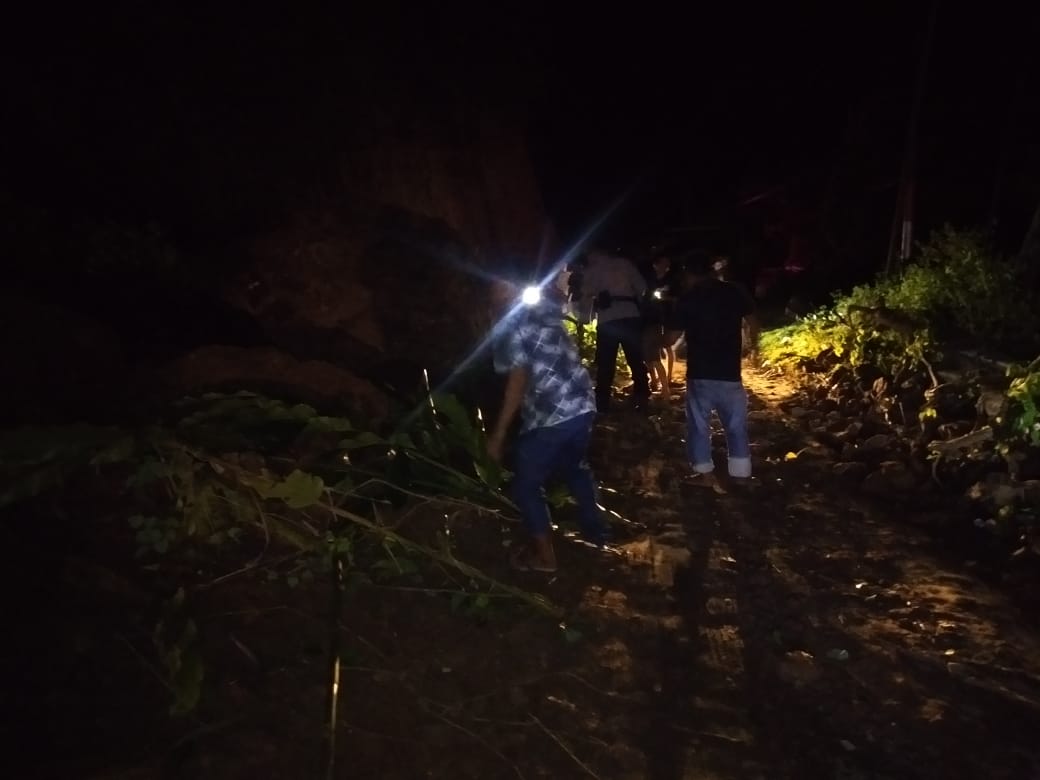 LONGSOR -- Personel kepolisian dari Polres Maros dibantu warga setempat melakukan pembersihan longsoran batu dengan menggunakan peralatan seadanya.
