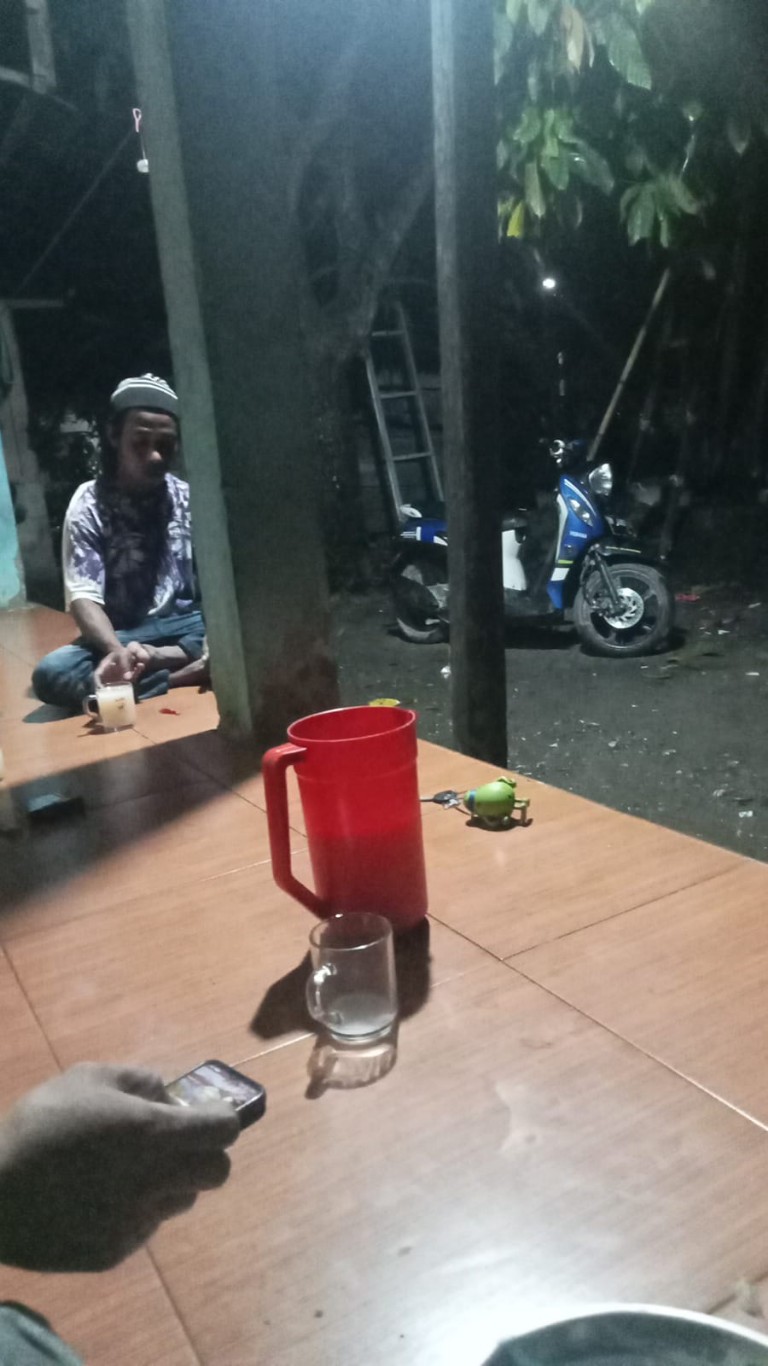 RESAH -- Warga Kelurahan Pammanu Lingkungan Harapan Kecamatan Belopa Utara Kabupaten Luwu  resah dengan olah seorang oknum guru ASN mata pelajaran Penjaskes yang selama ini berbinis minuman keras (Miras) jenis ballo. 