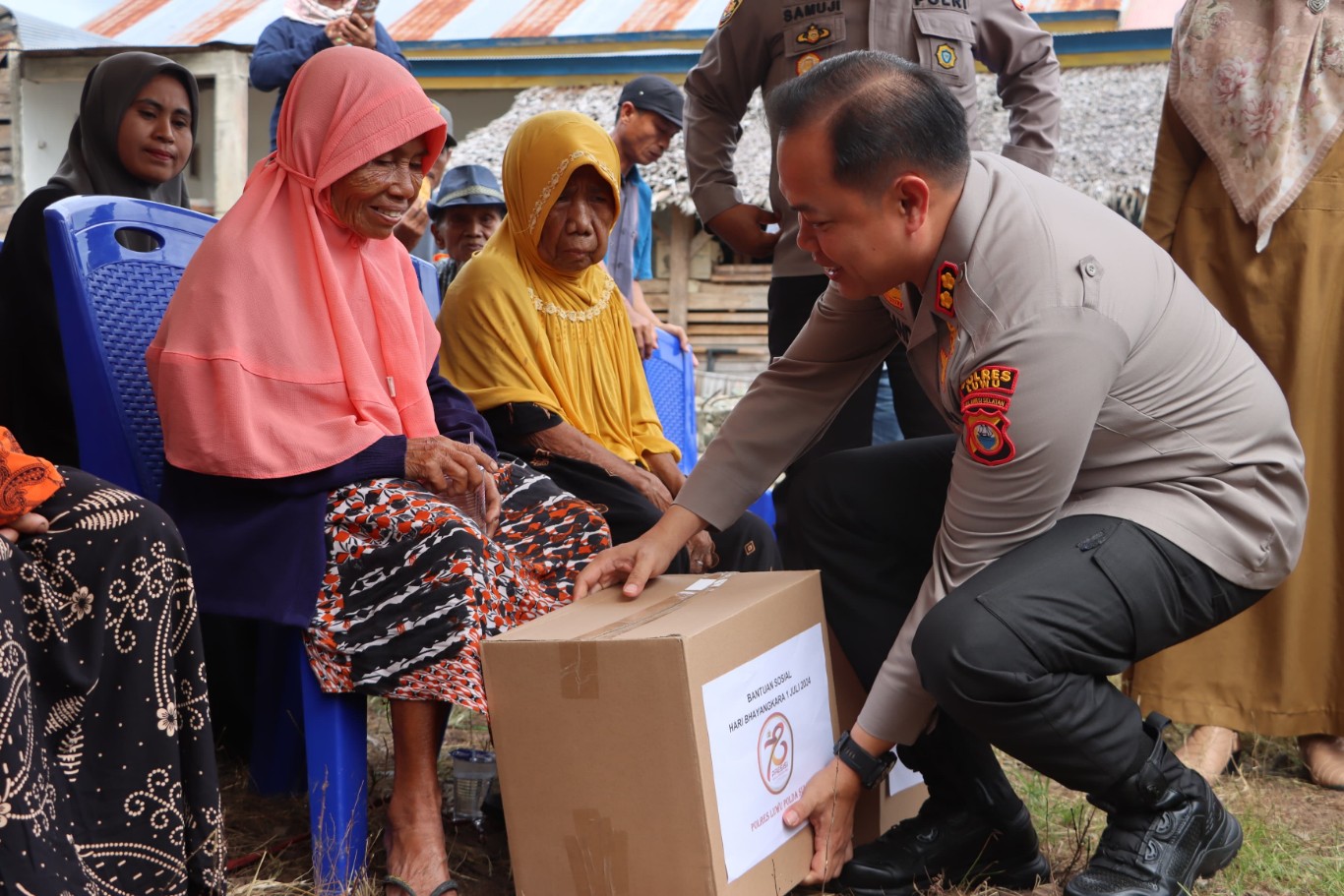 BAKTI SOSIAL -- Polres Luwu melakukan serangkaian kegiatan bakti sosial seperti bantuan fasilitas air bersih kepada warga di Desa Libukang, Kecamatan Kamanre, Kabupaten Luwu dalam rangka memperingati HUT Bhayangkara ke-78, Selasa (25/6).