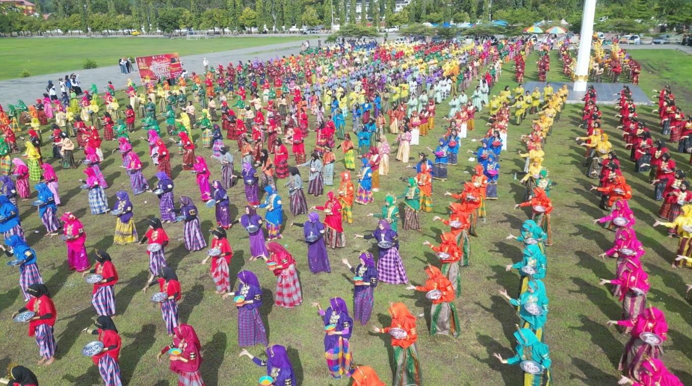 FESTIVAL -- Sekitar 1.000 siswa SMA/SMK se Kabupaten Luwu ikut andil dalam pemecahan rekor MURI yang diselenggarakan Pemprov Sulsel pada Festival Sulsel Menari di 24 kabupaten/kota di Kabupaten Luwu di Lapangan Andi Djemma Belopa, Rabu, (12/6)