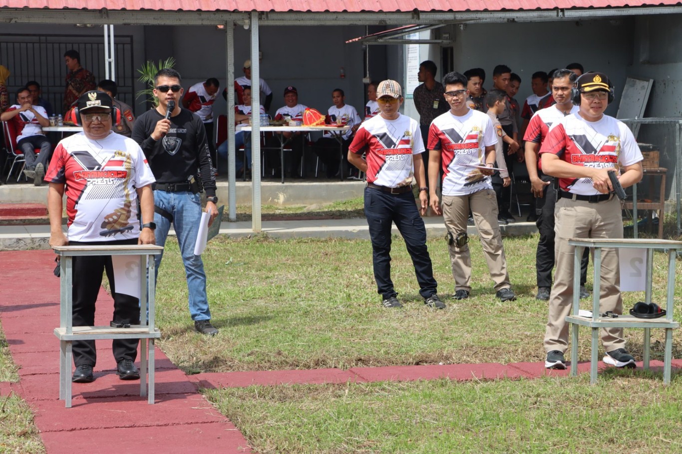 LOMBA MENEMBAK -- Polres Luwu menggelar lomba menembak di Lapangan Tembak Endra Dharmalaksana Polres Luwu, Kamis (20/7). Gelaran lomba jelang peringatan HUT Bhayangkara ke 78 tahun 2024. 
