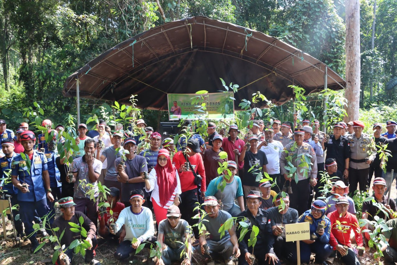 TANAM POHON -- Polres Luwu mengadakan kegiatan penanaman 800 bibit pohon di Dusun Simoma, Desa Temboe, Kecamatan Larompong Selatan dalam rangka menyambut Hari Bhayangkara ke-78 tahun 2024,  Kamis (27/6).