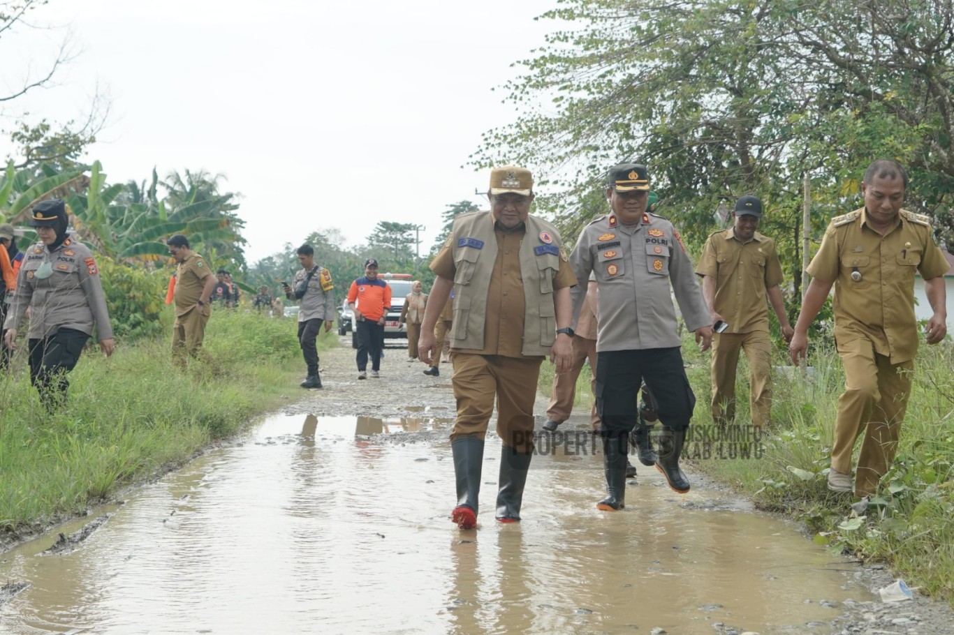 LOKASI BANJIR -- Pj Bupati Luwu, H Muh Saleh mengunjungi Kecamatan Lamasi Timur pasca banjir, Selasa (11/6). Sejumlah Kepala Dinas terkait yang bertugas melakukan penanganan pasca bencana banjir juga hadir. 