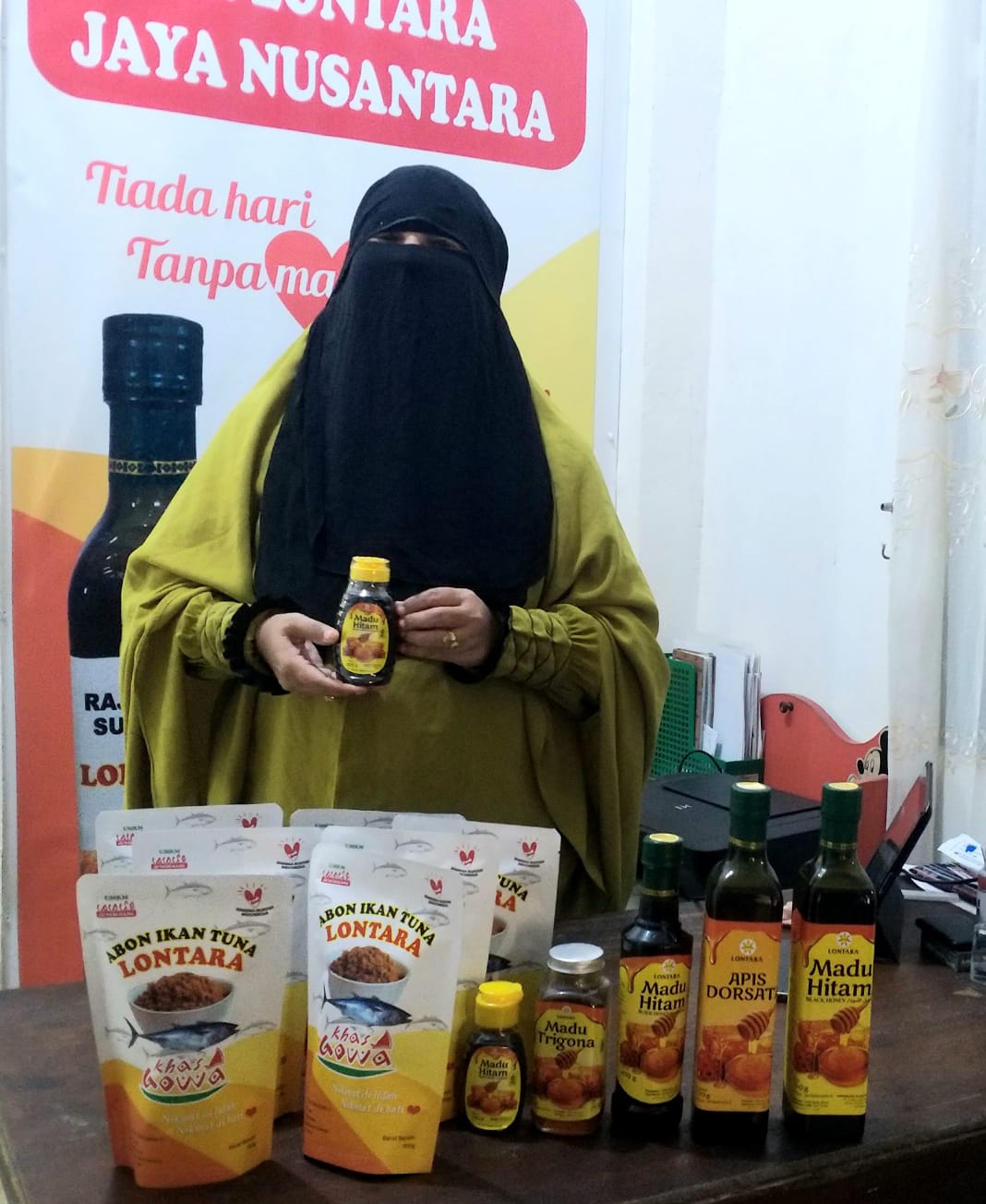 BKM/SAR MADU -- Ariani dengan produk madu tiga varian hasil produksi IKM nya yang berlokasi di Pangkabinanga, Kecamatan Pallangga, saat mengikuti boot camp Pinoti di Bali. 