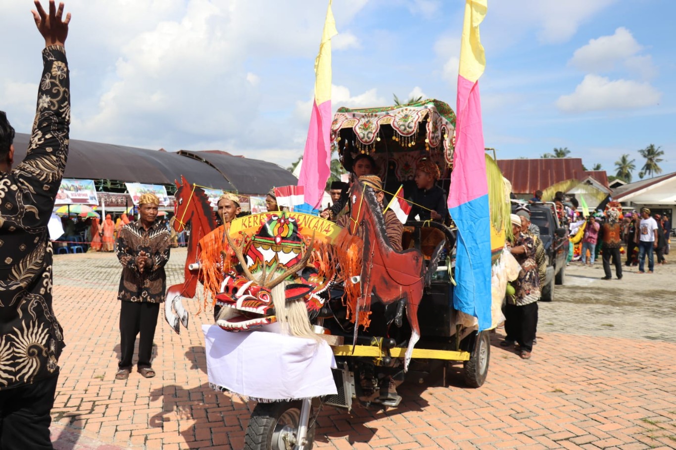 MERIAH -- Pertunjukan Tari Buto Banyuwangi turut memeriahkan Road Show Kebudayaan Hari ke Sembilan di Kecamatan Tomoni yang dipusatkan di Pelataran Lapangan depan Kantor Camat Tomoni, Kamis (6/6).