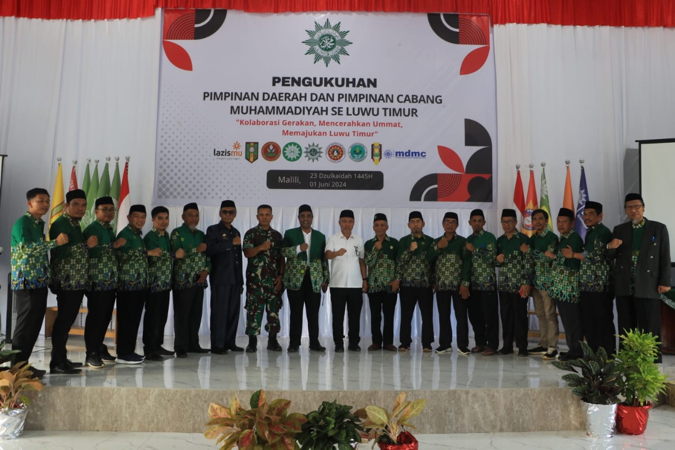 HADIRI -- Bupati Luwu Timur, H Budiman foot bersama usai menghadiri pengukuhan Pimpinan Daerah dan Pimpinan Cabang Muhammadiyah se Luwu Timur periode 2022 - 2027 di Pusat Dakwah Muhammadiyah, Malili, Sabtu (1/6).