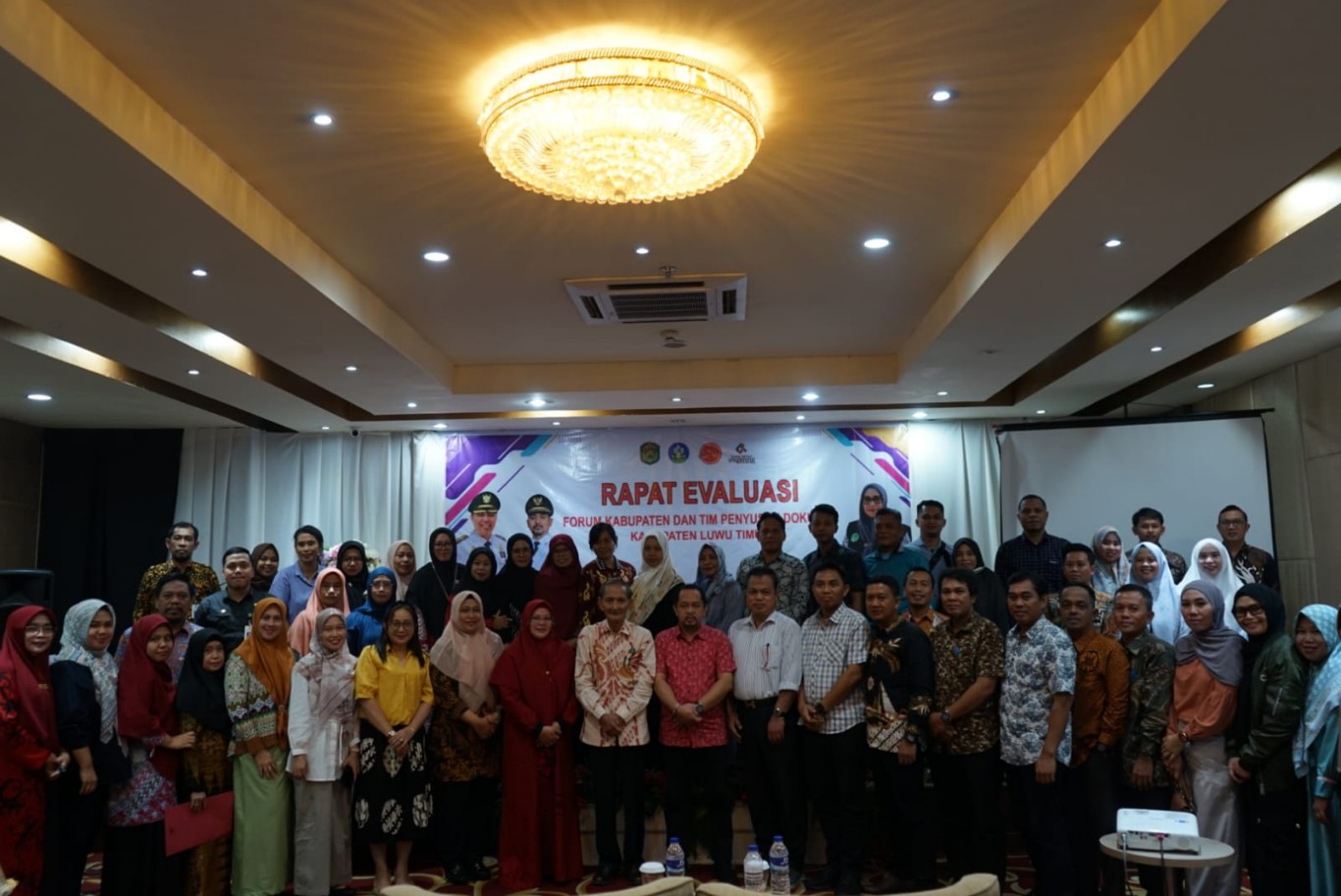 EVALUASI -- Asisten Pemerintahan dan Kesra, Aini Endis Anrika menutup rangkaian kegiatan Rapat Evaluasi Forum Kabupaten dan Tim Penyusun serta Forum Kecamatan dan Pokja Desa Sehat dalam rangka persiapan penilaian Kabupaten Kota Sehat (KKS) yang berlangsung di Hotel Remcy Makassar baru-baru ini. 