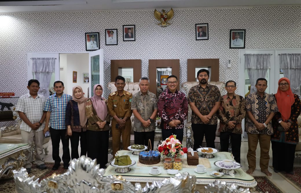 KUNKER -- Bupati Luwu Timur, H. Budiman menerima kunjungan kerja (Kunker) Kepala Badan Kependudukan dan Keluarga Berencana Nasional (BKKBN) Pusat, dr. Hasto Wardoyo, di rumah Jabatan Bupati, Selasa (11/6)