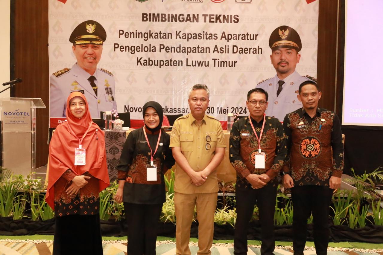 BIMTEK -- Bupati Luwu Timur, H Budiman foto bersama usai membuka Bimtek Peningkatan Kapasitas Aparat Pengelola Pendapatan Asli Daerah (PAD) Tahun 2024, yang dilaksanakan di Novotel Makassar baru-baru ini.   