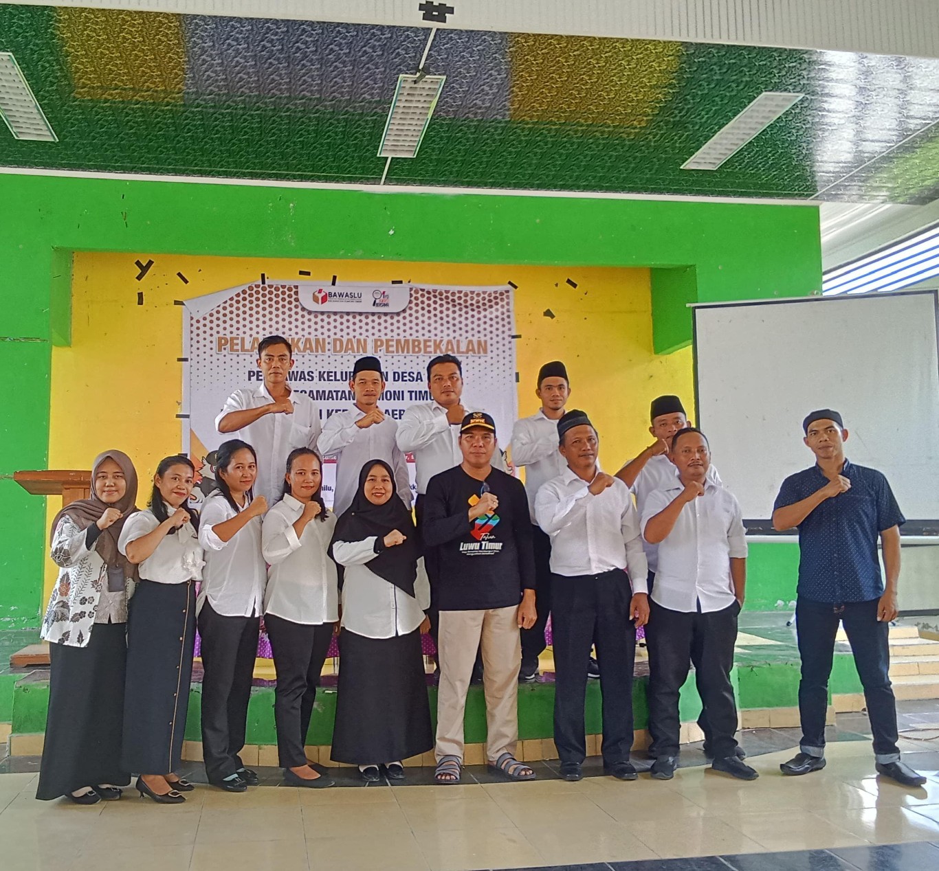 MOTIVASI -- Camat Tomoni Timur, Yulius memberikan motivasi dan semangat kepada delapan orang pengawas Pilkada serentak 2024 di Gedung Serbaguna Kecamatan Tomoni Timur, Sabtu (1/6) kemarin.