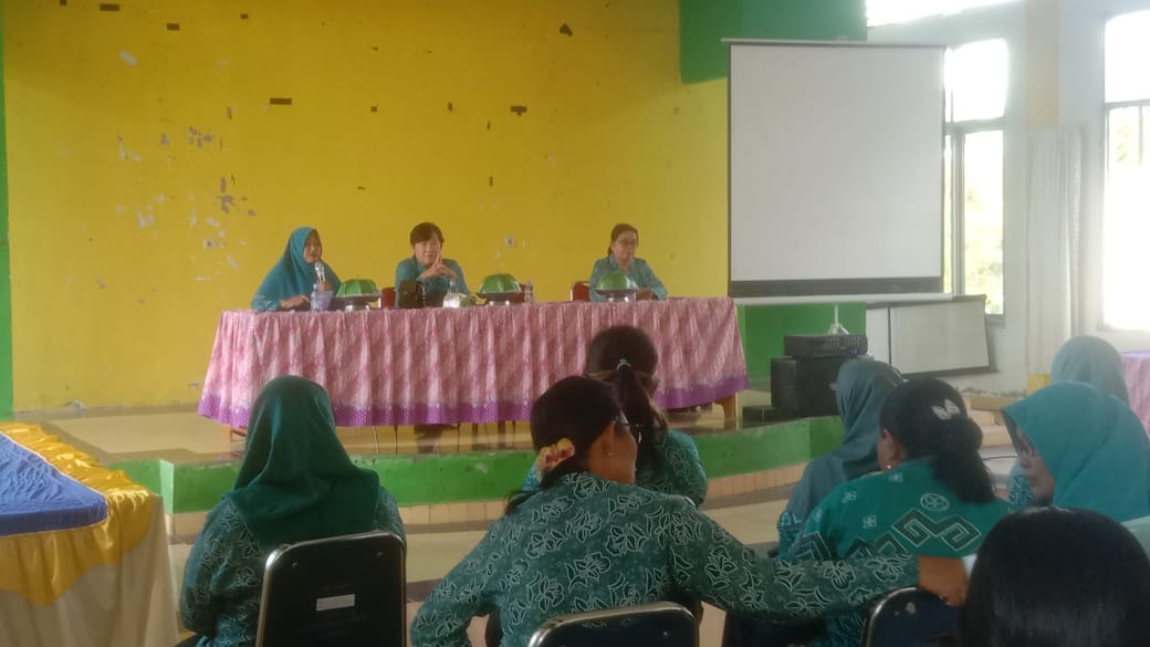 EVALUASI PROKER -- Ketua Tim Penggerak PKK kecamatan Tomoni Timur, drg Elizabeth Murniati, SPKG melakukan pertemuan perdana dengan pengurus PKK Kecamatan Tomoni Timur dan jajaran PKK Desa baru-baru ini.