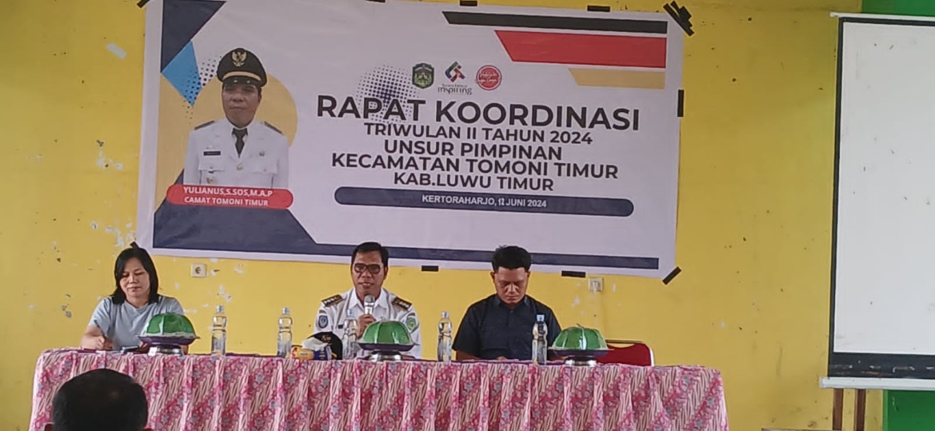 RAKOR -- Camat Tomoni Timur, Yulius, memimpin rapat koordinasi (Rakor) di Gedung Serbaguna Kecamatan Tomoni Timur, Rabu (12/6)