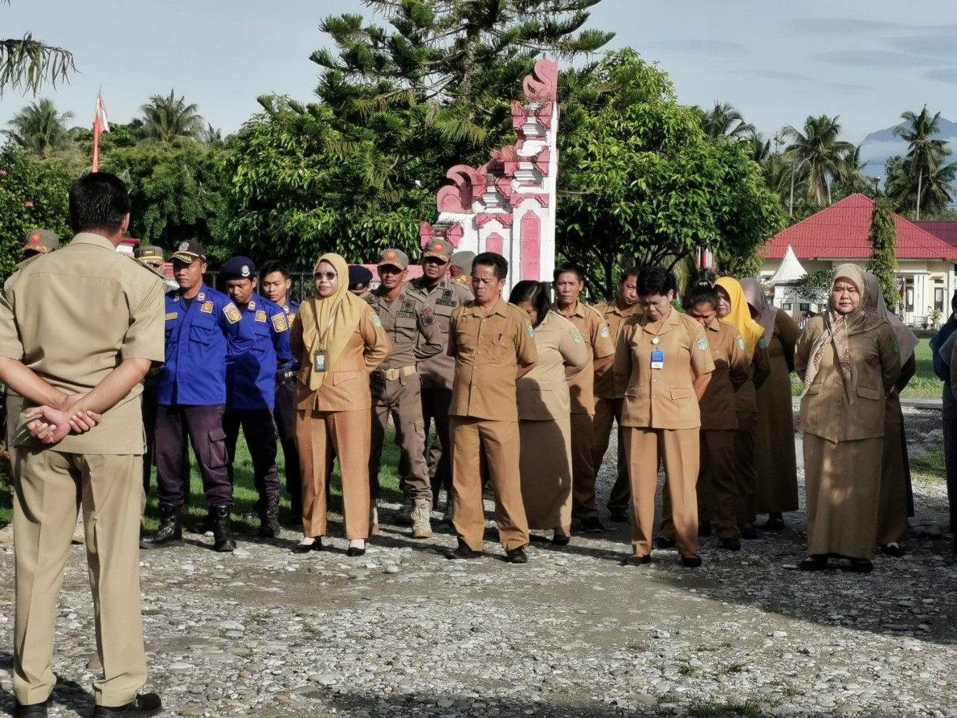 SOLIDITAS -- Camat Tomoni Timur Yulius menekankan beberapa hal kepada staf baik pegawai di Kantor Kecamatan Tomoni Timur maupun, Satpol PP, Damkar dan tenaga fungsional Penyuluh Keluarga berencana melalui apel pagi Senin (24/6). 