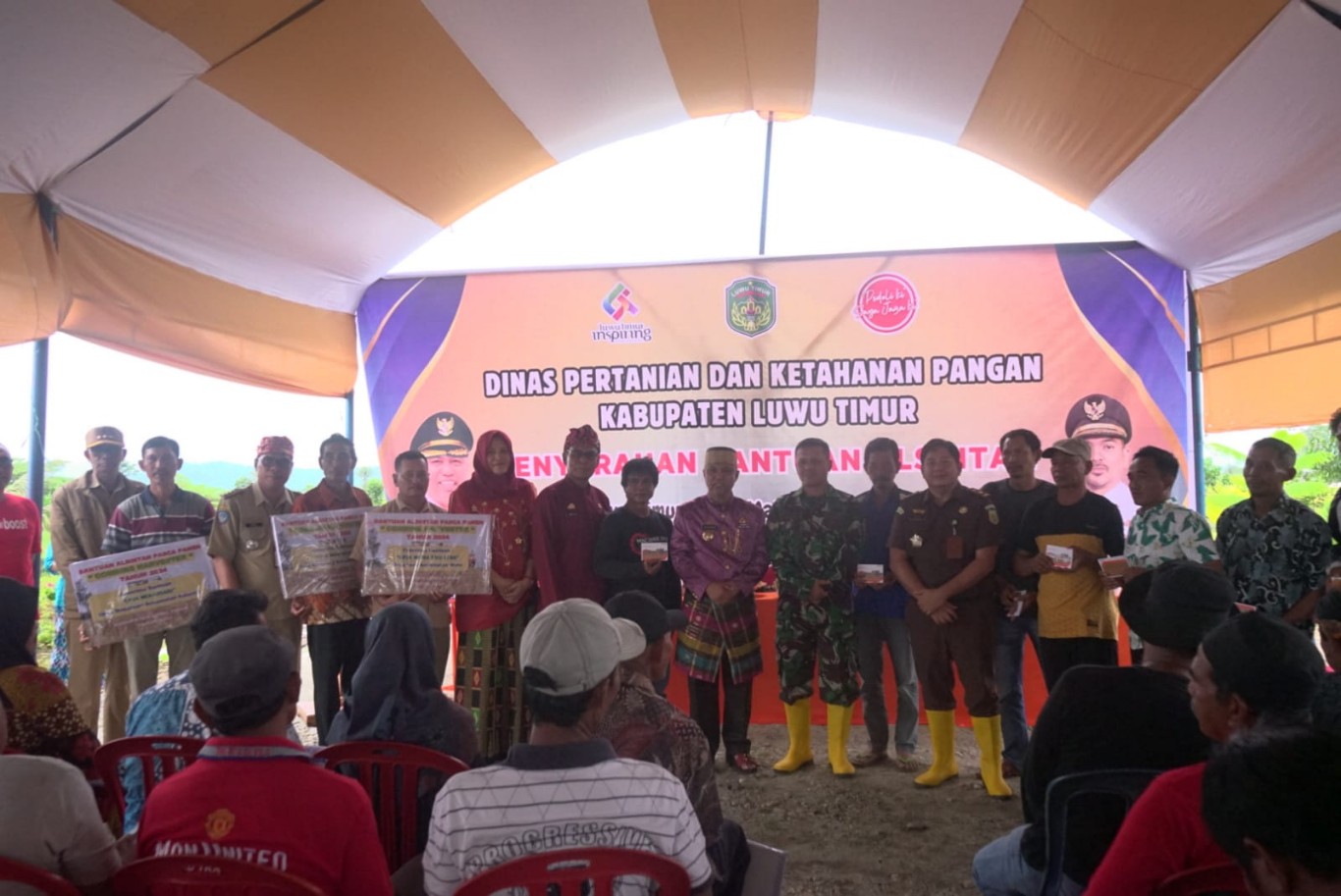 ALSINTAN -- Bupati Luwu Timur, H Budiman foto bersama usai menyerahkan secara simbolis Alat dan Mesin Pertanian (Alsintan) Tahun 2024 se Kabupaten Lutim pada acara Panen Raya Padi yang dilaksanakan di P4S Adiluwung Desa Boyondo, Kecamatan Tomoni, Senin (10/6).