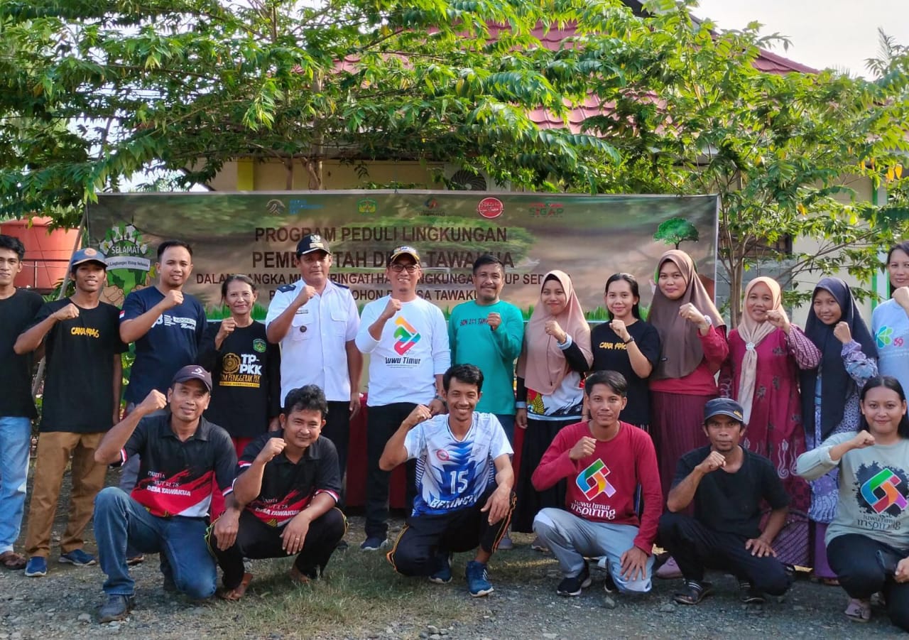 PROGRAM -- Camat Tomoni Timur, Yulius foto bersama Kepala SMPN 1 Tomoni Timur, Aris Ruruk dan para guru usai melakukan penanaman pohon mangga di halaman SMPN 1 Tomoni Timur, Desa Kertoraharjo baru-baru ini.