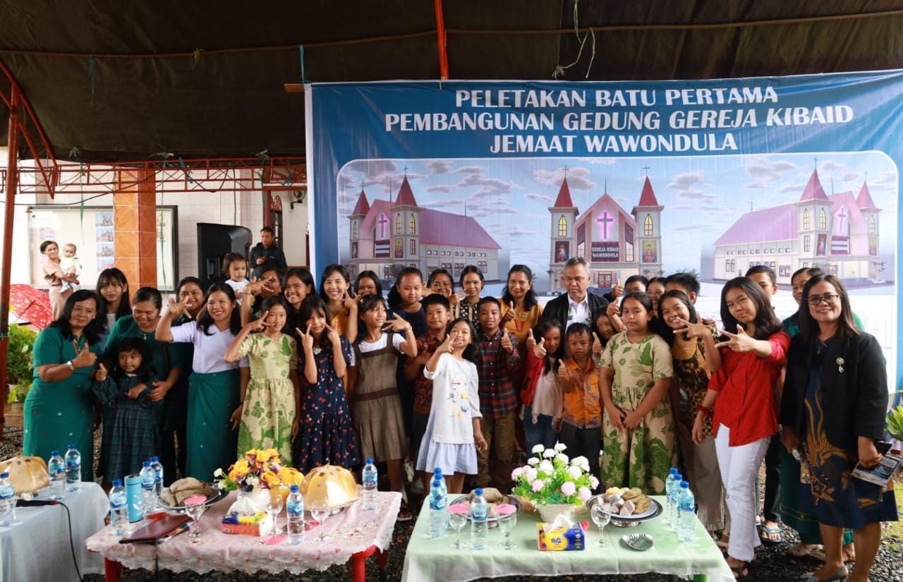 BATU PERTAMA -- Bupati Luwu Timur, H. Budiman foto bersama usai meletakkan batu pertama pembangunan Gereja Kibaid Jemaat Wawondula yang terletak di Desa Asuli, Kecamatan Towuti baru-baru ini.