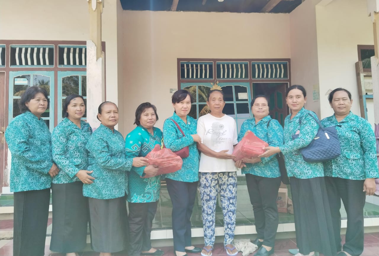 AKSI BERBAGI -- TP PKK Kecamatan Tomoni Timur bekerjasama dengan Tim Penggerak PKK Desa se-Kecamatan Tomoni Timur mengadakan aksi berbagi sembako kepada masyarakat kurang mampu di Kantor Desa Alam Buana, Senin (24/6).