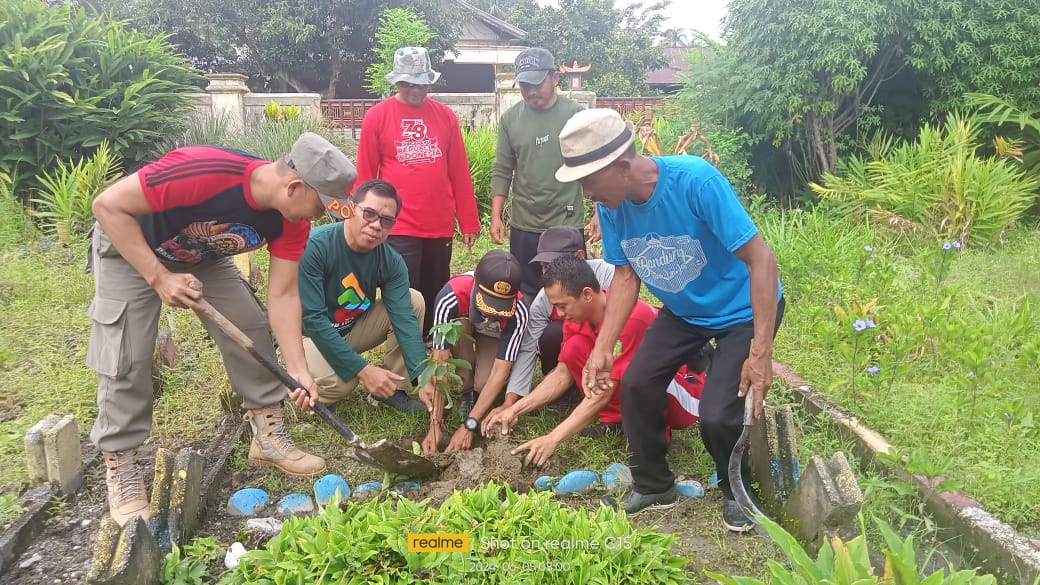 BERSIH LINGKUNGAN -- Dalam rangka memperingati hari lingkungan hidup sedunia sekaligus implementasi program bupati Luwu Timur "peduliki saya jagaki ", Pemerintah Kecamatan Tomtim berkolaborasi dengan Pemerintah Desa se TomTim menggelar aksi bersih lingkungan dan penanaman pohon di samping rumah jabatan Rabu (5/6).