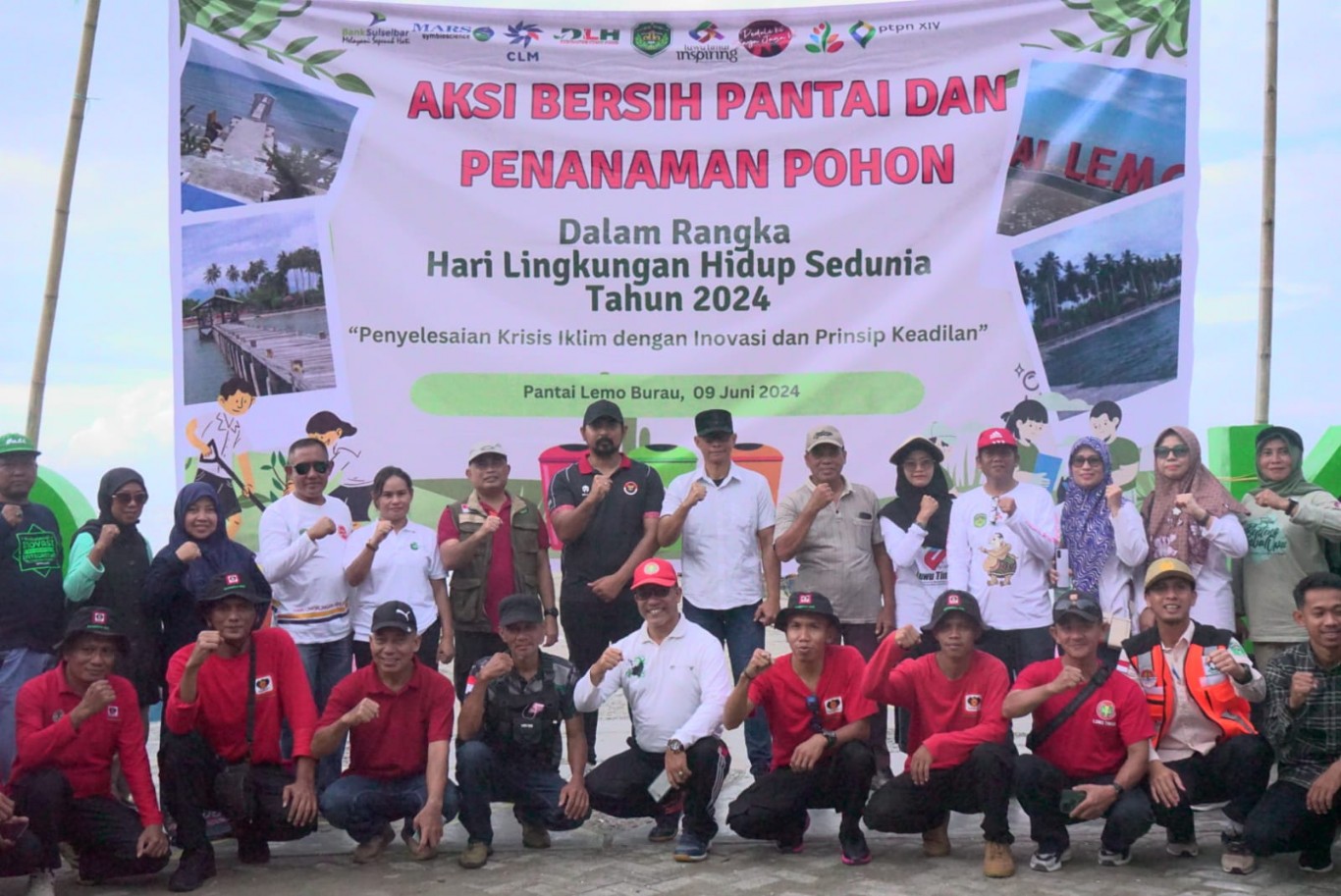 AKSI BERSIH -- Wabup Mochammad Akbar Andi Leluasa foto bersama usai menggelar Aksi Bersih dan Penanam Pohon sekaligus apel pagi dalam rangka peringatan Hari Lingkungan Hidup sedunia tahun 2024 di Pantai Lemo, Kecamatan Burau, Minggu (9/6).