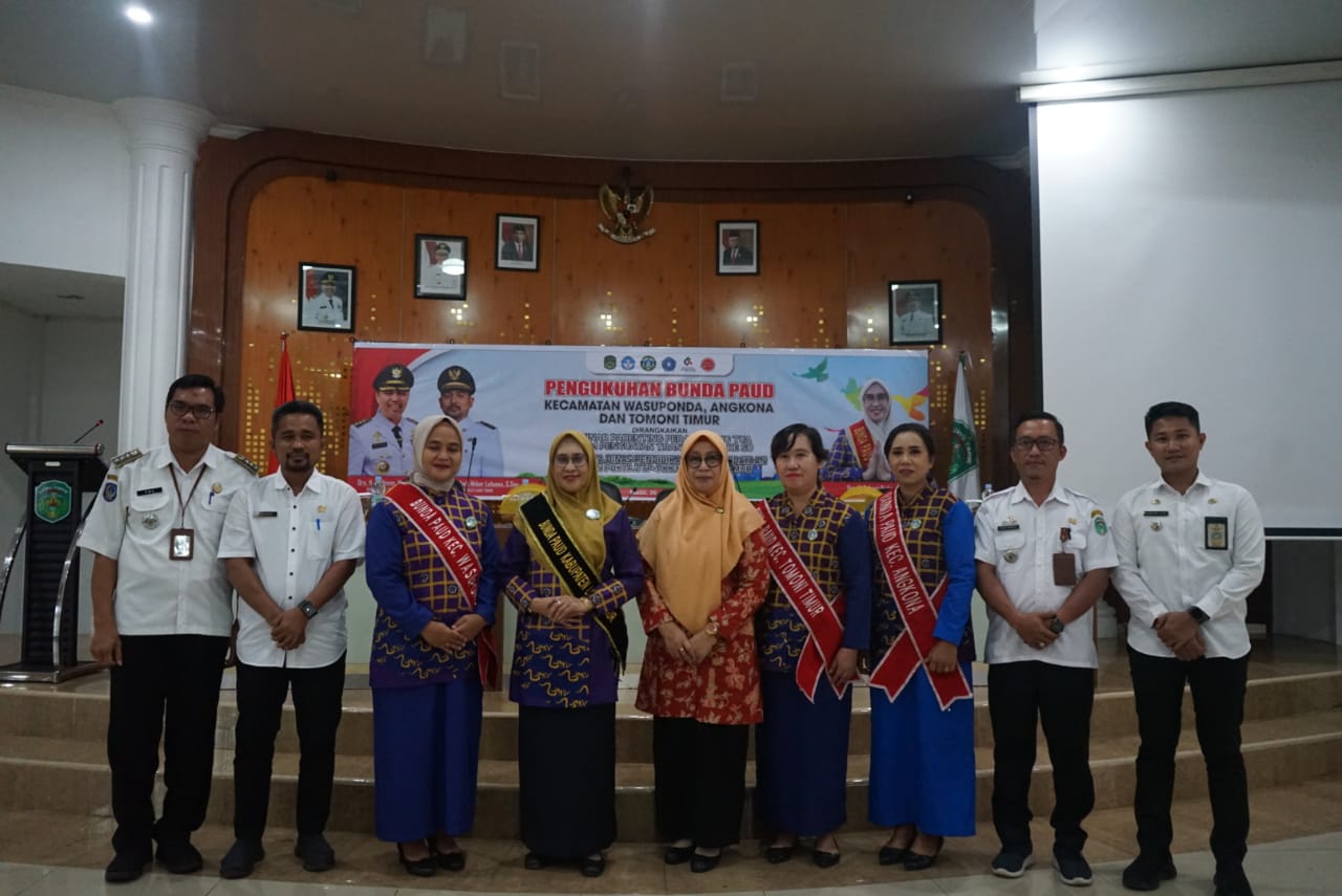 KUKUHKAN -- Bunda PAUD Kabupaten Luwu Timur sekaligus sebagai Ketua TP PKK Lutim, Hj Sufriaty Budiman mengukuhkan Bunda PAUD tiga Kecamatan yakni Wasuponda, Angkona dan Tomoni Timur yang berlangsung di Aula Rujab Bupati Lutim, Rabu (26/6).