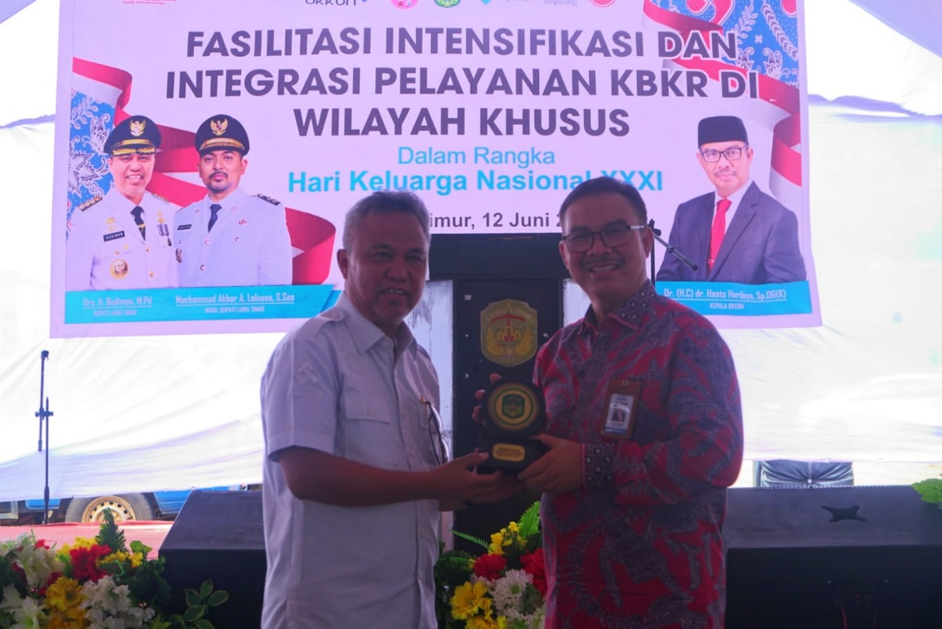 BUKA -- Bupati Luwu Timur, H. Budiman membuka secara resmi acara Fasilitasi Intensifikasi dan Integrasi Pelayanan KB/KR di wilayah Khusus dalam rangka peringatan Hari Keluarga Nasional ke XXXII di Dedung Ontae Luwu Sorowako, Rabu (12/6)