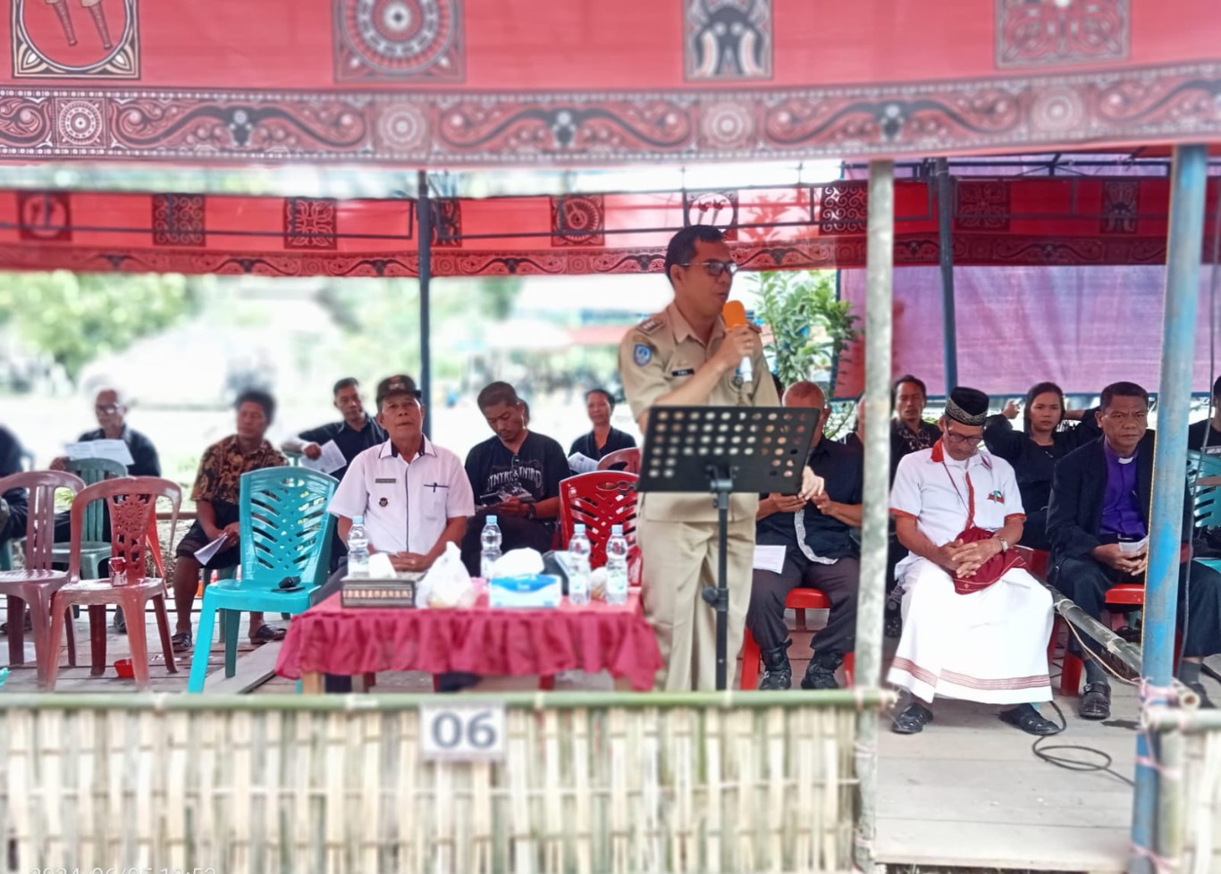 IBADAH - Camat Tomoni Timur, Yulius, menghadiri ibadah pemakaman Ibu Maria Tiku di Desa Pattengko, Kecamatan Tomoni Timur, Rabu (5/6)