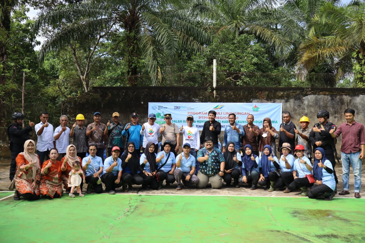 TANAM POHON -- Camat Angkona I Putu Gede Sudarsana bersama dengan PT Perkebunan Nusantara IV (PTPN4) Distrik Sulawesi Unit Usaha Kebun Luwu II melaksanakan kegiatan penanaman bibit buah-buahan di sekitar aliran sungai permandian Desa Mantadulu baru-baru ini. 