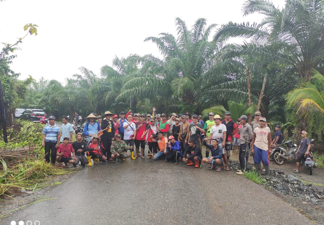 GOTONG ROYONG -- Camat Angkona, I Putu Gede Sudarsana, SKM, M.Kes melakukan kegiatan gotong royong bersama warga Desa Solo dan Tawakua untuk membersihkan rumput liar yang menghalangi pandangan dan membahayakan pengguna jalan baru-baru ini. 