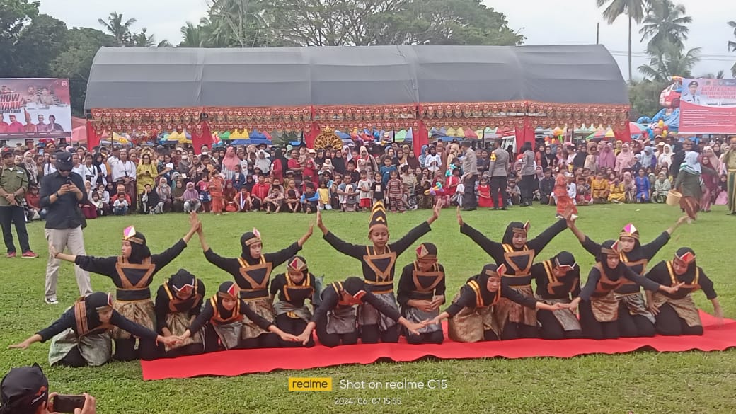 ROADSHOW BUDAYA -- Kecamatan Tomoni Timur Kabupaten Luwu Timur melaksanakan pagelaran budaya yang memukau pada Jumat (7/6). Roadshow Kebudayaan 2024 menjadi panggung keberagaman dan kekayaan lokal yang menampilkan delapan desa dengan segala keindahan dan potensinya.