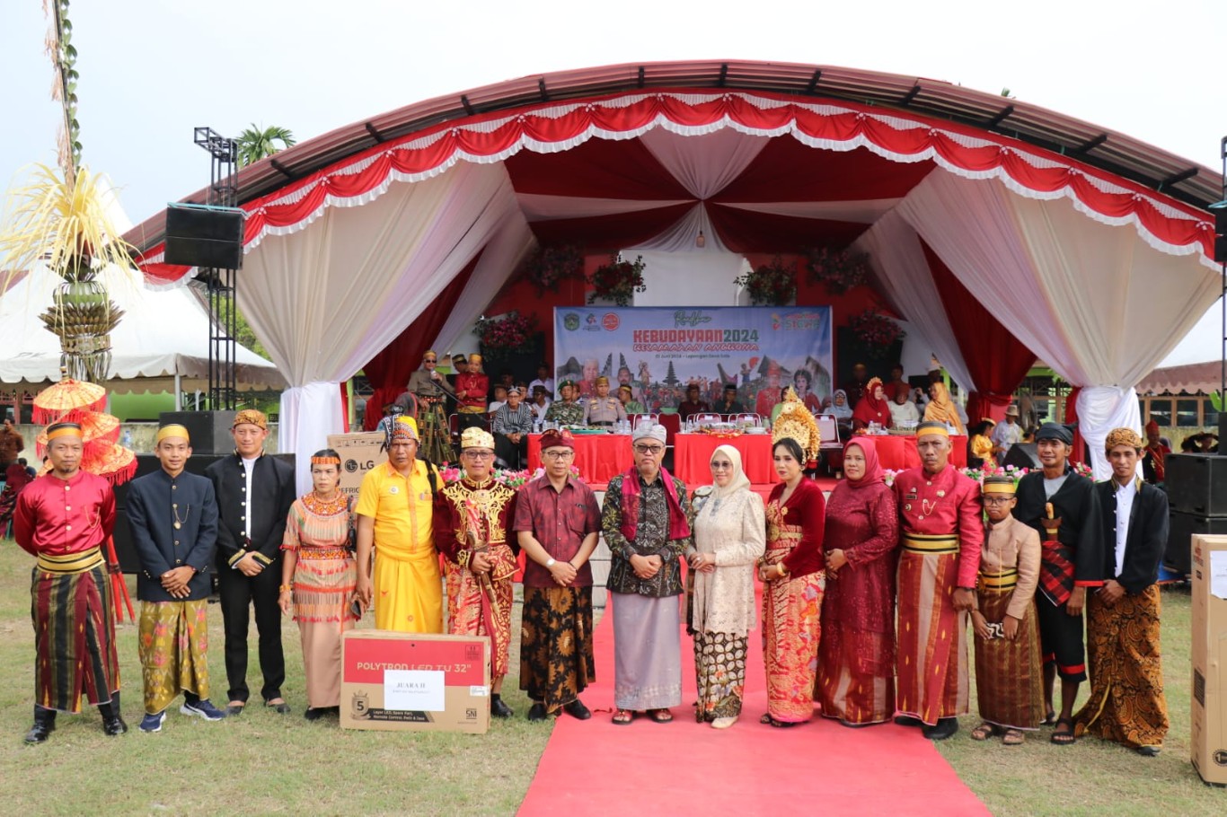 MERIAH -- Kemeriahan dan kebahagiaan meliputi Kecamatan Angkona pada hari kelima pelaksanaan Roadshow Kebudayaan, di Lapangan Desa Solo Kecamatan Angkona, Sabtu (1/6)