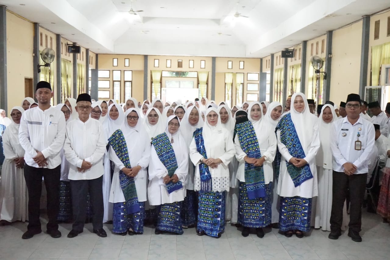 LANTIK -- Ketua Pengurus Daerah BKMT Kabupaten Luwu Timur, Hj Sufriaty Budiman sekaligus Ketua TP PKK Lutim foto bersama usai melantik PC BKMT Kecamatan dirangkaikan dengan Pelantikan Pengurus Permata (PP) BKMT Desa se-Lutim di Aula Kecamatan Mangkutana, Senin (3/6).