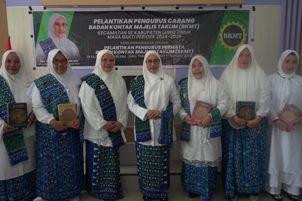 LANTIK -- Pengurus Cabang Badan Kontak Majelis Taqlim (PC BMKT) Kecamatan Towuti kini resmi dilantik oleh Ketua Pengurus Daerah (PD) BKMT Kabupaten Luwu Timur, Hj. Sufriaty Budiman didampingi Wakil Ketua III PD BKMT Lutim, Aini Endis Anrika.