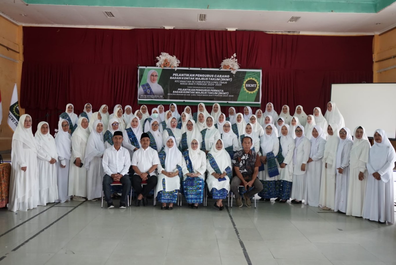 LANTIK -- Ketua Pengurus Daerah Badan Kontak Majelis Taqlim (BKMT) Kabupaten Luwu Timur, Hj. Sufriaty Budiman foto bersama usai melantik Pengurus Cabang (PC) BKMT Kecamatan Burau dan Wotu Periode 2024-2029 di Aula Kantor Kecamatan Burau, Kamis (6/6).