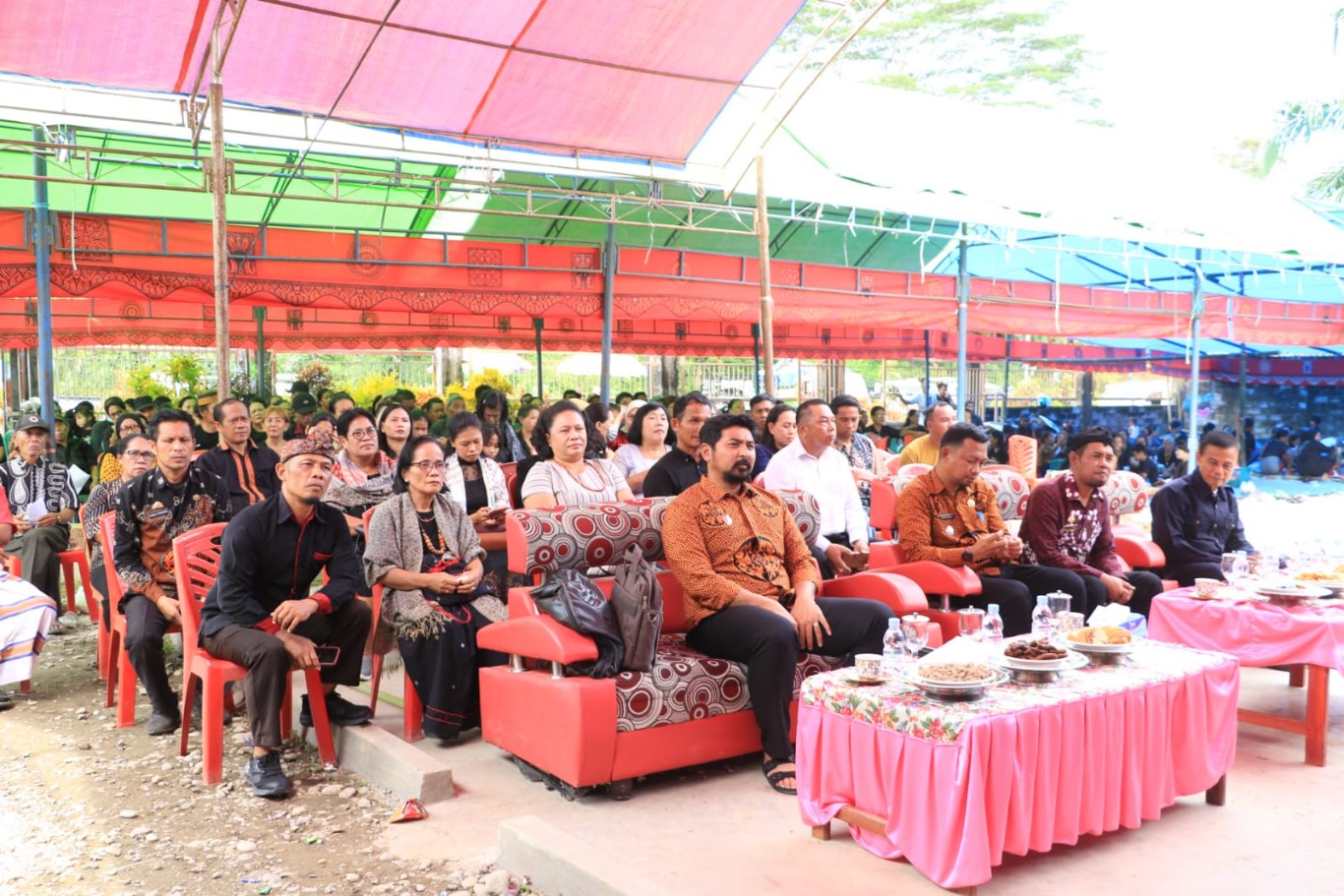 MELAYAT -- Ditengah kesibukannya sebagai Wakil Kepala Daerah, Wakil Bupat Luwu Timur, Mochammad Akbar Andi Leluasa menyempatkan diri untuk melayat ke rumah Samuel Timbang di Desa Margolembo, Kecamatan Mangkutana, Kamis (6/6).