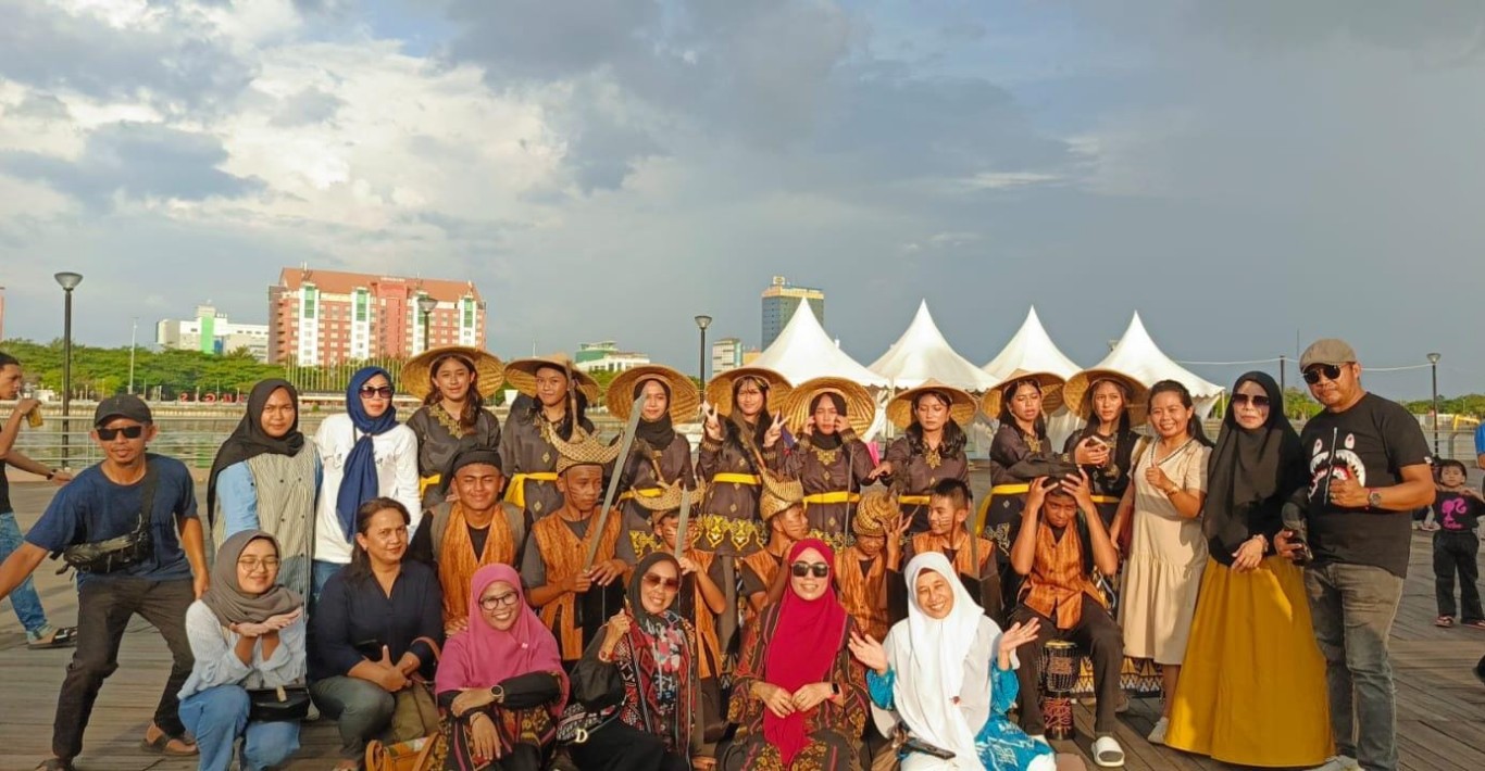 IKUT SERTA -- Dinas Pendidikan dan Kebudayaan (Disdikbud) Pemkab Luwu Timur ikut berpartisipasi dalam Sulsel Menari 2024 yang berpusat di CPI Lego-lego Makassar baru-baru ini.,