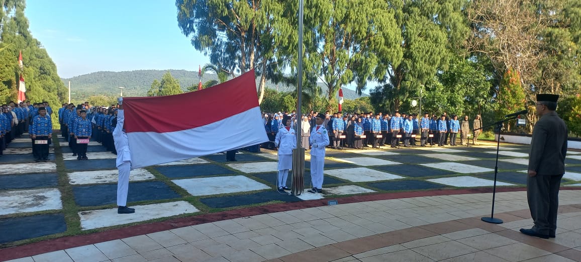 UPACARA -- Upacara peringatan Harlah Pancasila dilaksanakan di halaman Kantor Bupati Luwu Timur dipimpin Sekkab Luwu Timur, H. Bahri Suli, Sabtu (1/6). 