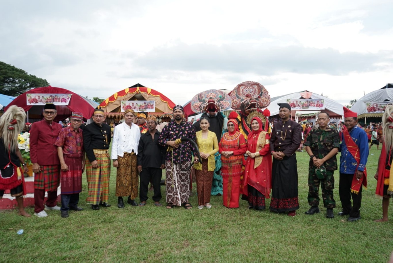PASAR BUDAYA -- Wakil Bupati Luwu Timur, Mochammad Akbar Andi Leluasa didampingi Ketua TP PKK Lutim, Hj. Sufriaty Budiman, membuka Pasar Budaya saat menghadiri Roadshow Kebudayaan yang diselenggarakan di Kecamatan Mangkutana baru-baru ini