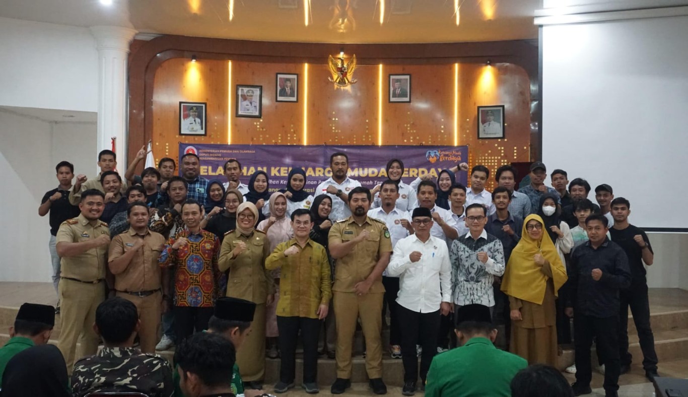 PELATIHAN -- Wabup Luwu Timur, Mohammad Akbar Andi Leluasa membuka secara resmi Pelatihan Keluarga Muda Berdaya Seri 4 Program Kemenpora RI dalam rangka mempersiapkan Pemuda Tangguh Generasi Emas Tahun 2045 yang dilaksanakan di Aula Rujab Bupati, Selasa (4/6). 