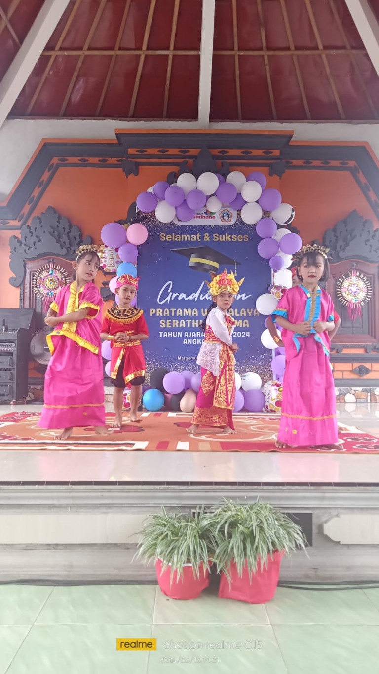 PENAMATAN -- TK Pratama Widyalaya Serati Dharma Dusun Tampak Siring Desa Margomulyo Kecamatan Tomoni Timur menggelar acara penamatan ke lima bagi 13 orang di Balai Banjar Dusun Tampaksiring baru-baru ini.