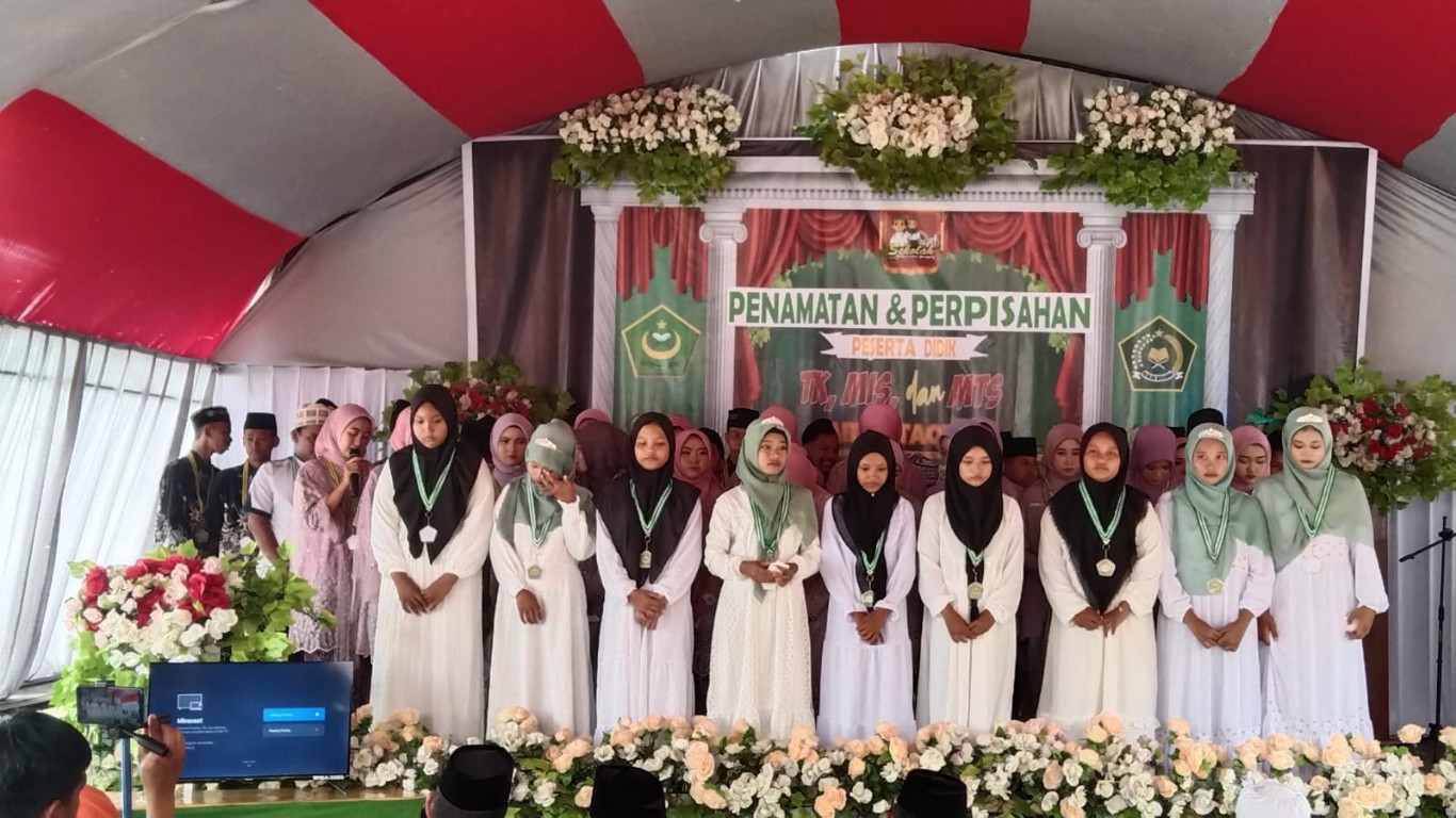 PENAMATAN -- Anak didik Madrasah Sabilitaqwa Tomoni Timur dibawah binaan Pondok Pesantren Al Muhajirin Margolembo foto bersama usai kegiatan penamatan dan perpisahan di halaman Madrasah Sabilitaqwa Desa Margomulyo baru-baru ini.