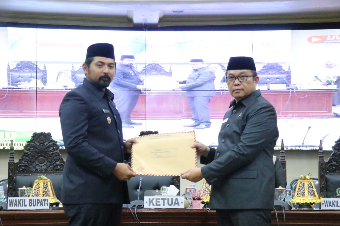 RANPERDA -- Wakil Bupati Luwu Timur, Mochammad Akbar Andi Leluasa menyerahkan satu buah Ranperda Tahap II 2024 tentang Rencana Pembangunan Jangka Panjang Daerah (RPJPD) Kabupaten Luwu Timur Tahun 2025-2045 kepada Ketua DPRD Lutim, Aripin, pada rapat paripurna DPRD Lutim, Senin (10/6).