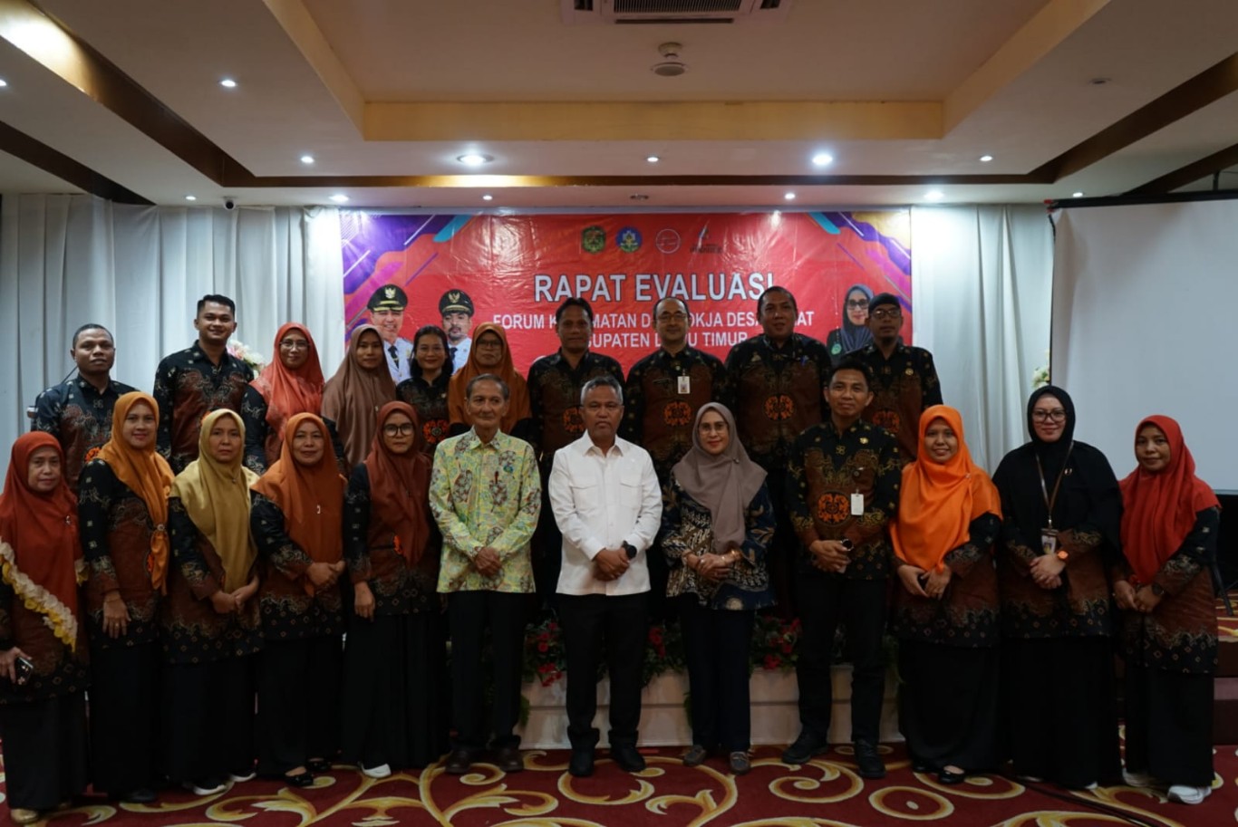 VERIFIKSI -- Bupati Luwu Timur H Budiman foto bersama usai evaluasi mempersiapkan diri menghadapi Verifikasi/Penilaian Kabupaten/Kota Sehat (KKS) Tahun 2025 mendatang. 