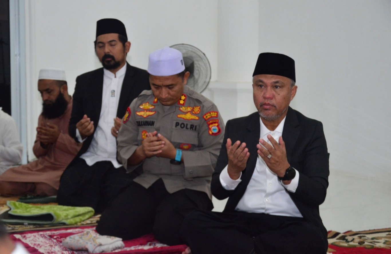SHALAT IED -- Bupati Luwu Timur, H Budiman bersama Wabup Mochammad Akbar Andi Leluasa dan keluarga melaksanakan Shalat Iduladha 1445 H di Masjid Agung Malili, Senin (17/6). 