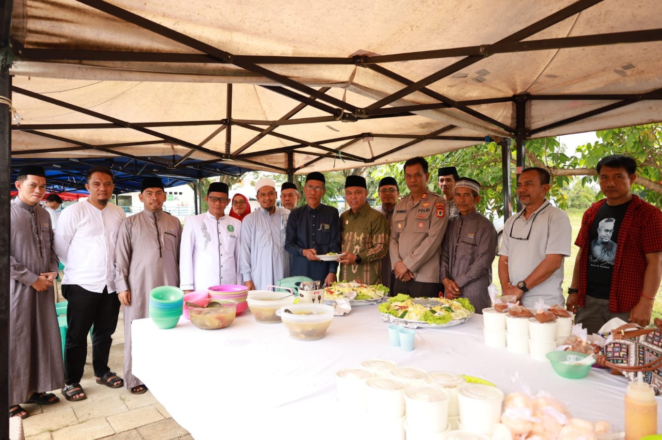 SYUKURAN --  Komunitas Berbagi Al Ma'un merayakan perjalanan kemanusiaannya dengan menggelar silaturahmi dan syukuran di Pelataran Lapangan Camp Site, Sorowako, Kecamatan Nuha, Minggu (9/6).