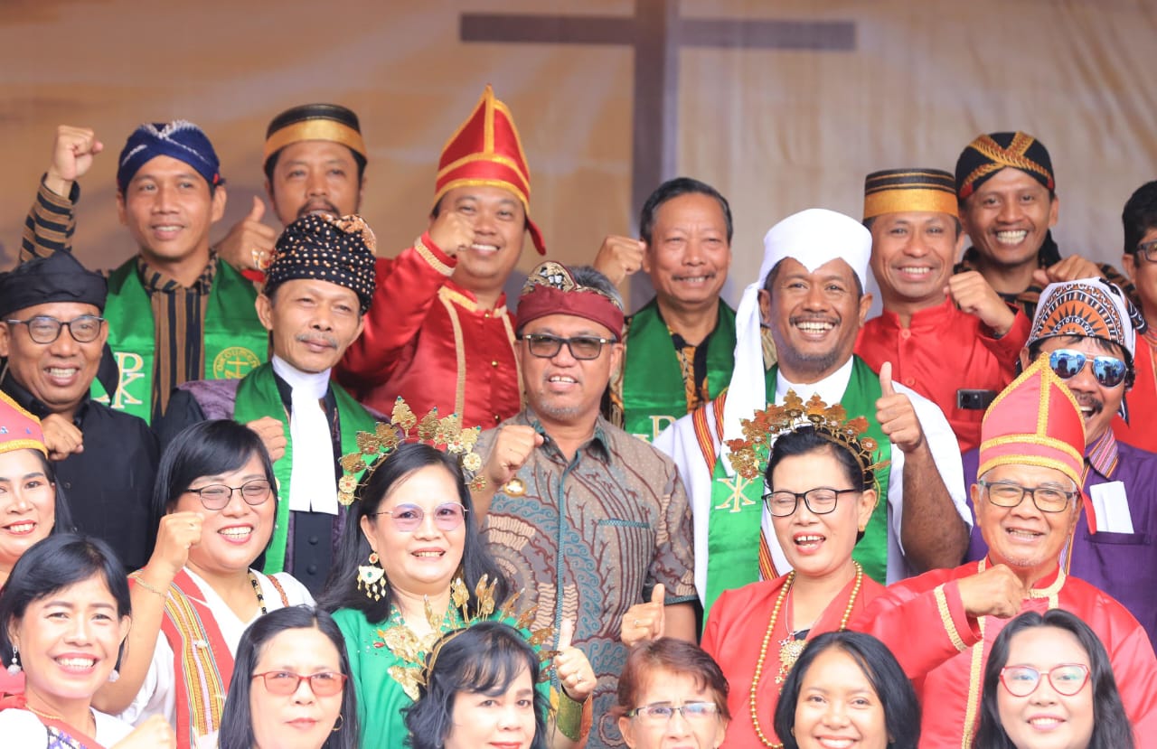 SYUKURAN -- Bupati Luwu Timur, H. Budiman foto bersama disela-sela menghadiri Perayaan Paskah dirangkai Syukur Tahunan Gereja POUK Jemaat Wawondula ke 48 Tahun dengan Tema "Biarlah Semua Usia Memuji - Muji Tuhan", di Halaman Gereja POUK Jemaat Wawondula, Minggu (2/6)
