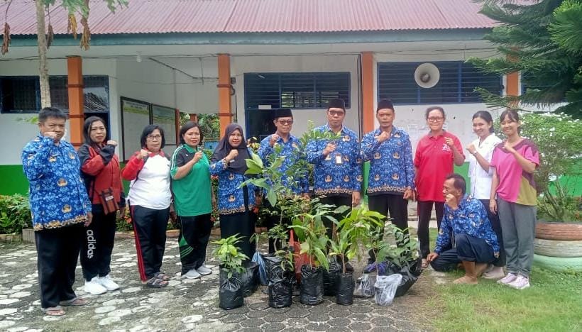 TANAM POHON -- Camat Angkona, I Putu Gede Sudarsana menghadiri kegiatan Program Peduli Lingkungan yang diselenggarakan oleh Pemerintah Desa Tawakua baru-baru ini